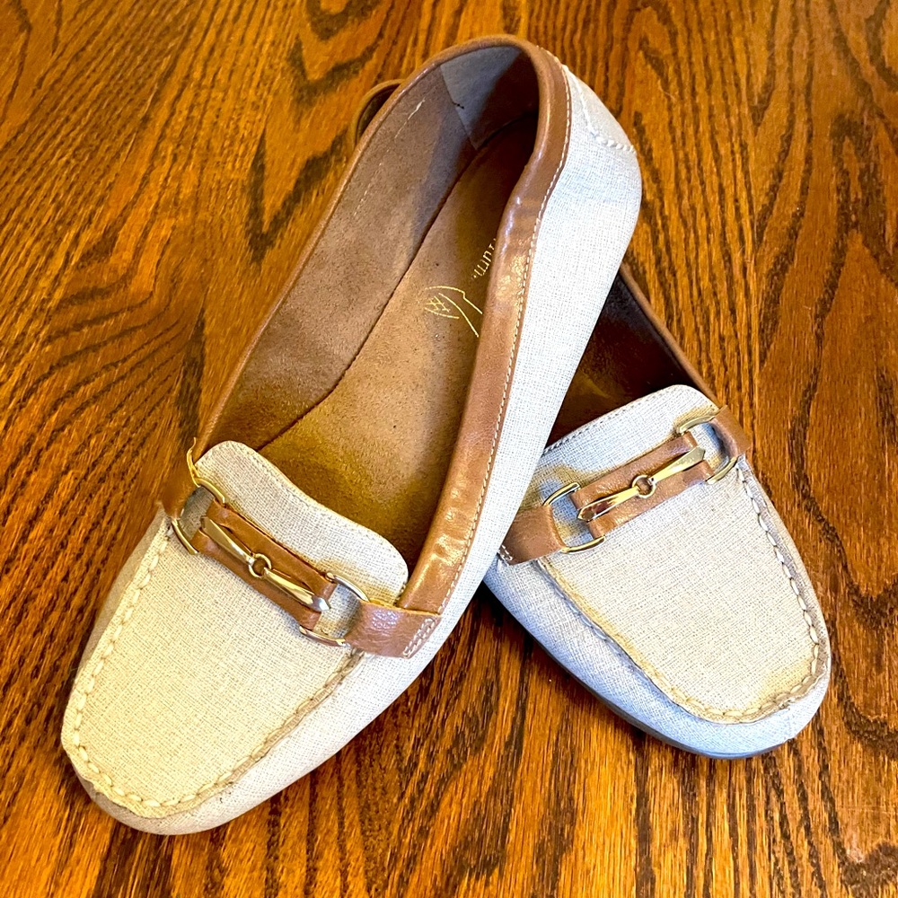 Women’s Erosoles Stich N Turn Flats. Size 9.5